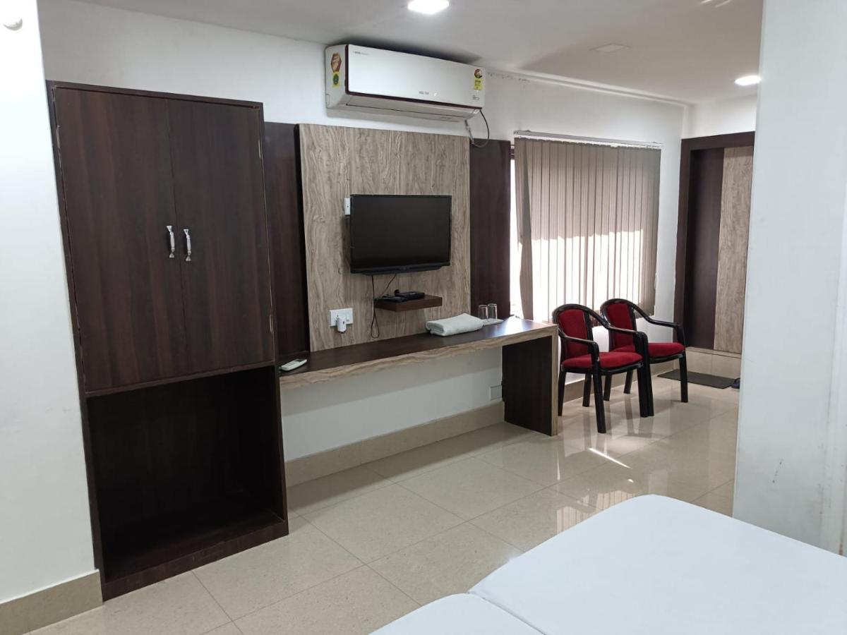Kusum Hotel Dibrugarh Exterior foto